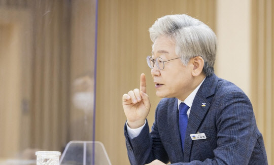 경기도가 4급 이상 고위 공직자의 부동산 임대사업자 겸직을 금지하는 방안을 적극 검토 중이다. 사진은 이재명 경기도지사. <연합뉴스>